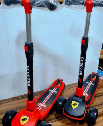 🛴✨ سكوتر رياضي فيراري للأطفال بإضاءة LED وثبات عالي ✨🛴